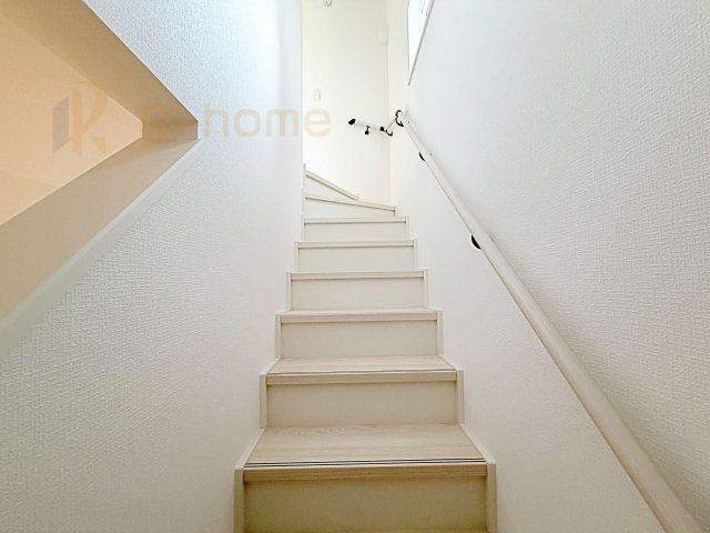 我孫子市青山第1期　新築戸建て　3号棟の内装|手すりのついた階段！小さなお子様の利用も一安心です♪