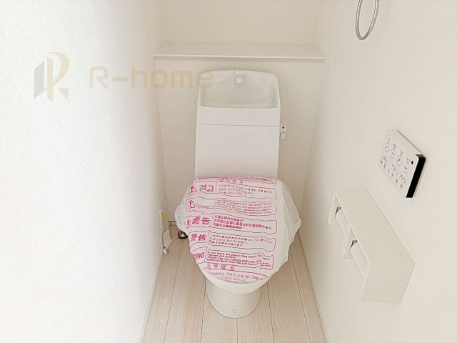 我孫子市青山第1期　新築戸建て　4号棟のトイレ|温水洗浄便座付きのトイレ。
トイレが２ヵ所設置で朝の忙しい時間でも安心です。