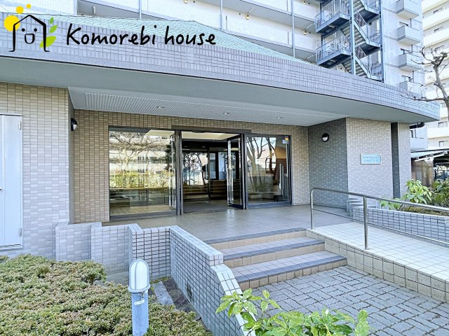 ワコーレロイヤルガーデン北本　E棟のエントランス|26.2.21撮影済み