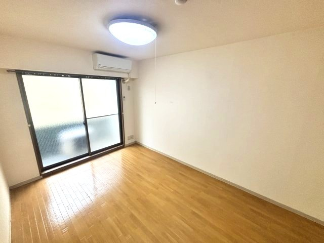 エルマール御影の洋室