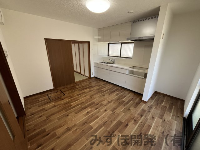 東根市神町南2丁目5-6のキッチン|白を基調としたシステムキッチンが魅力です。ダイニングテーブルを置いても余裕のある作りになっています。