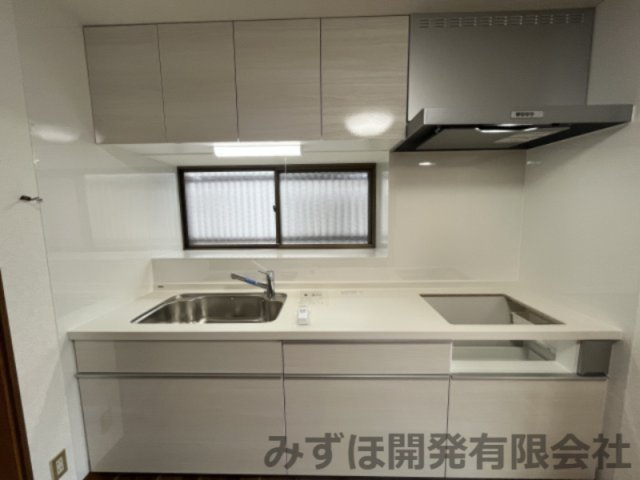 東根市神町南2丁目5-6のキッチン|9/2　白を基調としたシステムキッチンが魅力です。ダイニングテーブルを置いても余裕のある作りになっています。