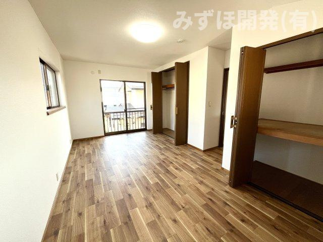東根市神町南2丁目5-6の居間・リビング|２階洋室。収納がたっぷり。家族全員分をまとめて収納にもおすすめ。