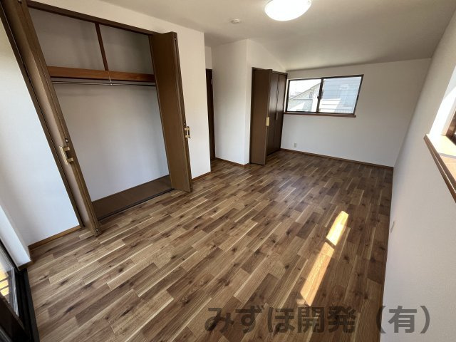 東根市神町南2丁目5-6の洋室|２階洋室。収納がたっぷり。家族全員分をまとめて収納にもおすすめ。