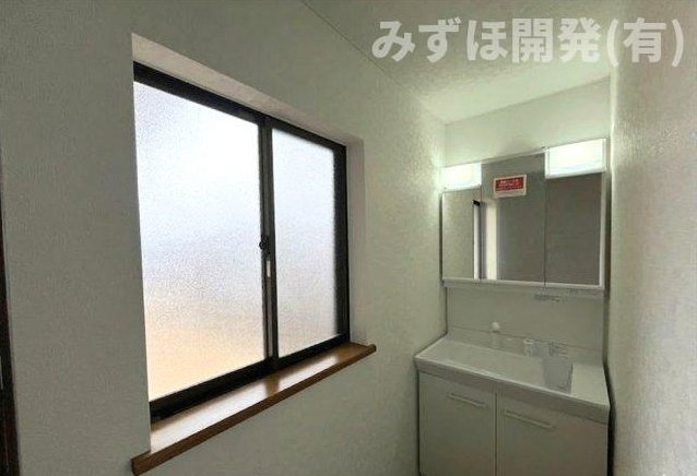 東根市神町南2丁目5-6の独立洗面台|２階の洗面スペース。２階にも洗面があると便利ですね。採光があり、明るい空間です。
