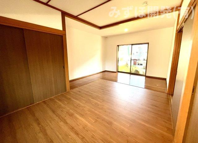 東根市神町南2丁目5-6のその他|南から明るい日差しが入ります。北側にも窓があります。床張り替え済み。
