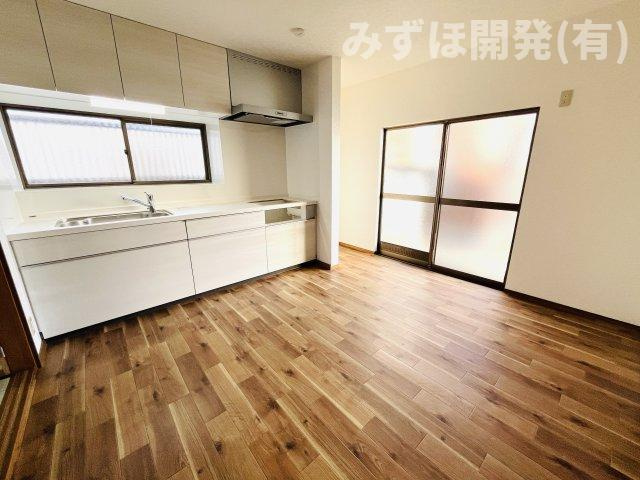 東根市神町南2丁目5-6のキッチン|白を基調としたシステムキッチンが魅力です。ダイニングテーブルを置いても余裕のある作りになっています。