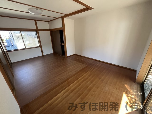 東根市神町南2丁目5-6の洋室|南から明るい日差しが入ります。北側にも窓があります。床張り替え済み。