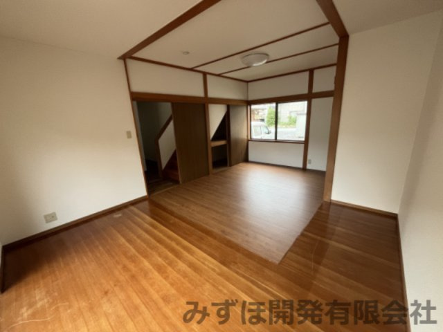 東根市神町南2丁目5-6の洋室|9/2　南から明るい日差しが入ります。北側にも窓があります。床張り替え済み。