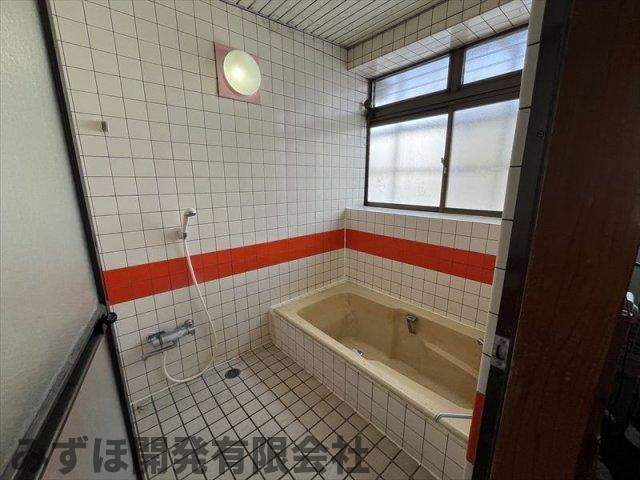 東根市宮崎四丁目6-3の浴室|窓が大きく換気もしっかり出来、明るさも確保できます。