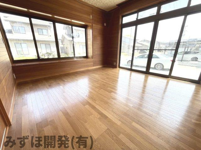 東根市宮崎四丁目6-3の洋室|一階洋室です。日差しが入り、明るい空間です。