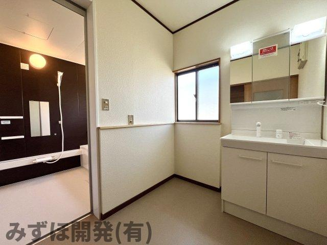 東根市宮崎四丁目6-3の独立洗面台|窓が大きく換気もしっかり出来、明るさも確保できます。