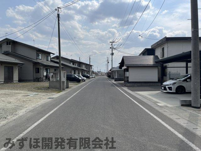 東根市宮崎四丁目6-3の前面道路含む現地写真