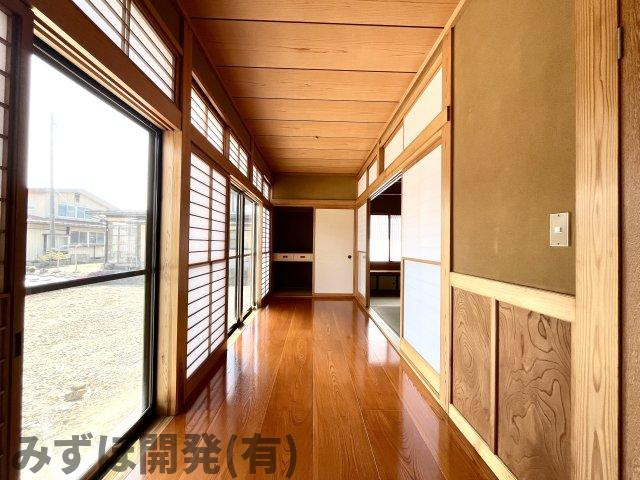 東根市宮崎四丁目6-3の内装|玄関から居間に続く廊下です。日差しも入りぬくもりある空間です。