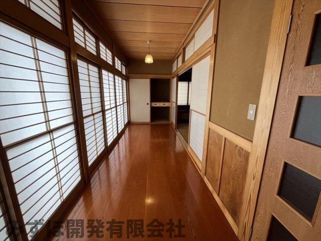 東根市宮崎四丁目6-3のその他|玄関から居間に続く廊下です。日差しも入りぬくもりある空間です。