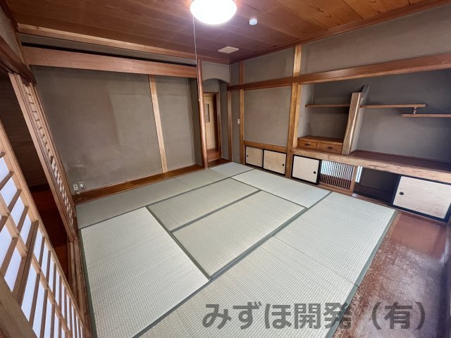 東根市宮崎四丁目6-3の和室|一階和室です。畳入れ替え済み。庭を望みながら過ごせる空間です。
