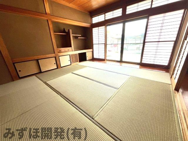 東根市宮崎四丁目6-3の和室|一階和室です。畳入れ替え済み。庭を望みながら過ごせる空間です。