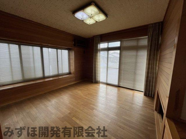 東根市宮崎四丁目6-3の洋室|一階洋室です。日差しが入り、明るい空間です。