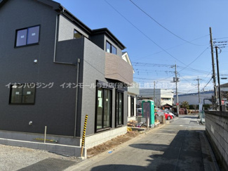 【前面道路含む現地写真】 | 桜区上大久保　新築戸建 | ゆとりのカースペースは横付け駐車で、雨の日の荷物運びもスムーズです