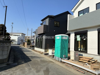 【前面道路含む現地写真】 | 桜区上大久保　新築戸建 | お隣との間隔もしっかり確保。プライバシーを守りつつ、風が通り抜ける設計です