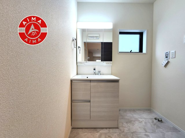 福岡市南区警弥郷1丁目第4-3棟（1号棟）の独立洗面台|毎日使うものだから清潔な空間を保ちたい水回り。洗面にはそんな願いを解消させてくれる収納アイデアが満載です。三面鏡の裏側にはキャビネットが現れ小物から背の高い物まで収納できます。