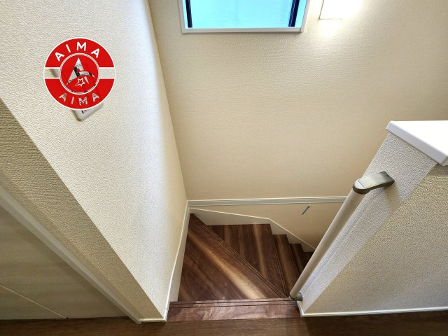 福岡市南区警弥郷1丁目第4-3棟（1号棟）の内装|＜手すり付階段＞手すりがないと階段の昇り降りで危険なことはもちろん、壁に手をつきながら歩くことで壁紙が汚れやすくなります。すべての方に快適に昇り降りしていただくため、手すりを設置しました。