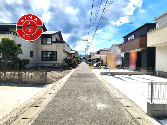 福岡市南区警弥郷1丁目第4-3棟（1号棟）の前面道路含む現地写真|前面道路は閑静な住宅地をはしる車通りの少ない道路。お車の出し入れが苦手なママや小さなお子様にも安心ですね。しっかり舗装もされているので、ベビーカーや自転車で通っても快適に通行できます。