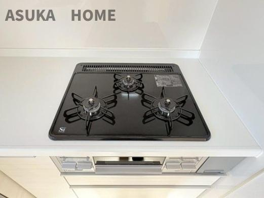 保土ケ谷区上星川戸建のキッチン|料理が好きには必須の３口コンロで、家事の時間が楽しくなりますね。