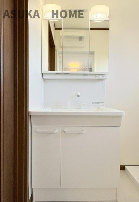 保土ケ谷区上星川戸建の独立洗面台|明るく清潔感あふれる洗面所は、家族みんなの身支度を快適にサポートしてくれますね。