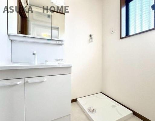 保土ケ谷区上星川戸建の独立洗面台|洗濯機置き場も完備し、家事効率も考えられた空間です。