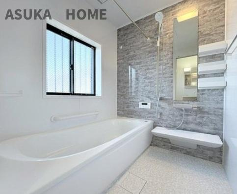 保土ケ谷区上星川戸建の浴室|明るい窓から光が差し込む清潔感あふれる浴室は、一日の疲れを癒すプライベート空間です。