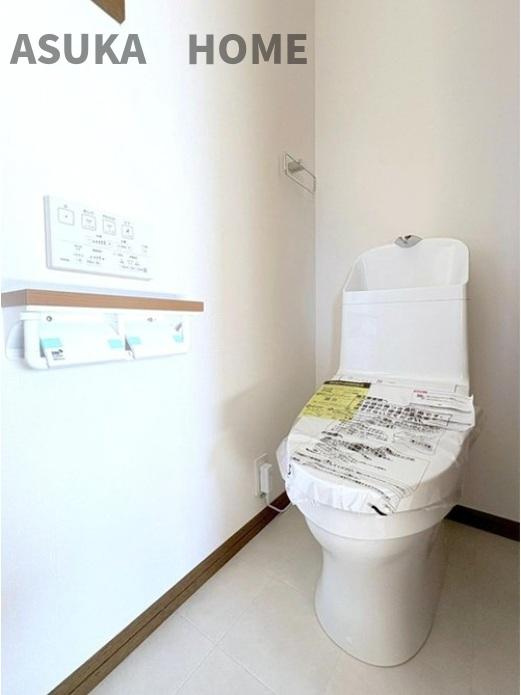 保土ケ谷区上星川戸建のトイレ|いつまでも清潔な空間として使えるように、汚れをふき取り易いフロアと壁紙を採用致しました。