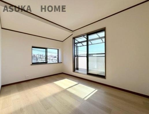 保土ケ谷区上星川戸建の洋室|家族一人ひとりの大切なプライベート空間の居室で明るく過ごせそうですね。