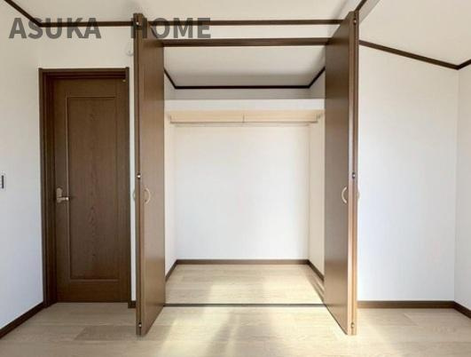 保土ケ谷区上星川戸建の収納|豊富な収納力で、家族の荷物もすっきり片付くクローゼットです。