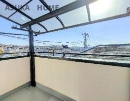 保土ケ谷区上星川戸建のバルコニー|広くワイドなスペースになっているので、たくさんの洗濯物が干せそうですね。