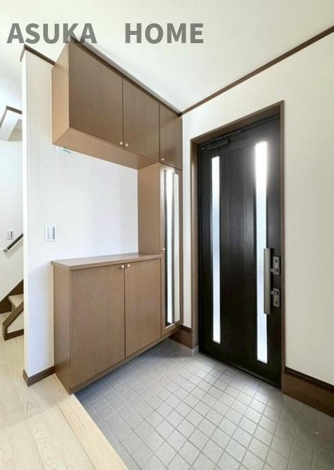 保土ケ谷区上星川戸建の玄関|明るい玄関が家路からの「ただいま」の安心感を実感させてくれそうですね。