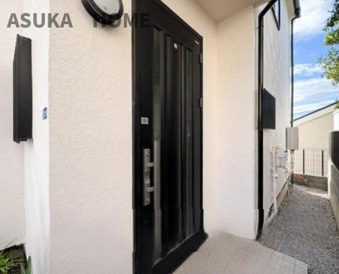 保土ケ谷区上星川戸建の玄関|やすらぎに満ちた生活空間を予感させくれる健やかな暮らしを楽しめそうな玄関です。