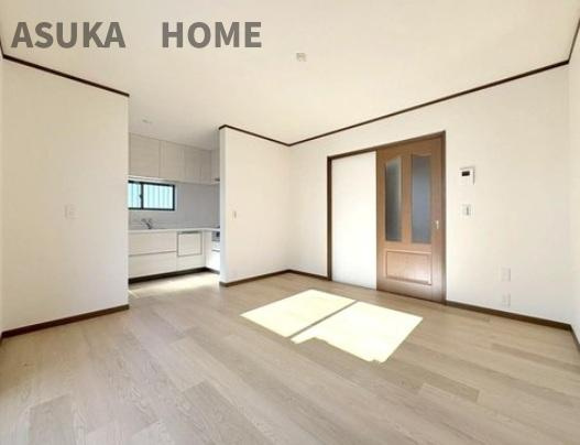 保土ケ谷区上星川戸建の居間・リビング|このお家で一番広いリビングは居心地の良さで家族との憩いの時間が増えそうですね。