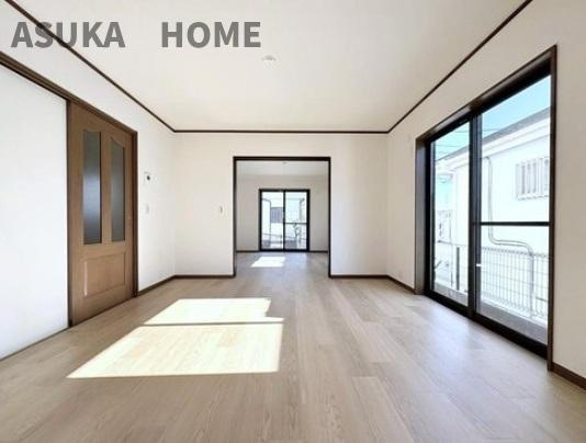 保土ケ谷区上星川戸建の居間・リビング|開放的で明るい日差しが差し込むリビングは大切な家族との会話も楽しめ憩いの空間ですね。