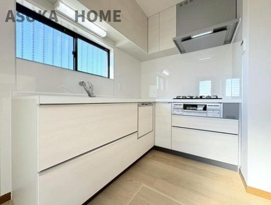 保土ケ谷区上星川戸建のキッチン|窓から光が差し込む明るいキッチンで食洗機で、忙しい日もスムーズに家事をこなせますね。