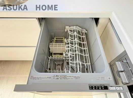 保土ケ谷区上星川戸建のキッチン|家事の強い味方ビルトイン食洗機、食後の片付け時間を短縮し、家族との団らんをゆっくり楽しめますね。