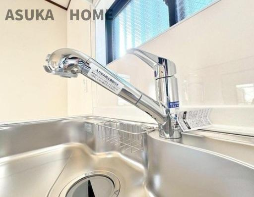 保土ケ谷区上星川戸建のキッチン|機能的なシャワー水栓付きのシンクは、料理や洗い物もスムーズですね。