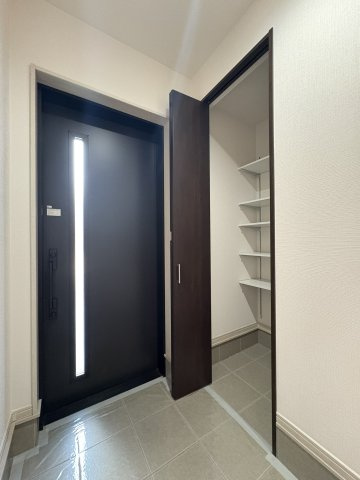 宇治市伊勢田町砂田戸建の玄関