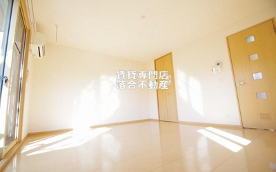 【居間・リビング】 | エミネンス | 明るく広々としたお部屋