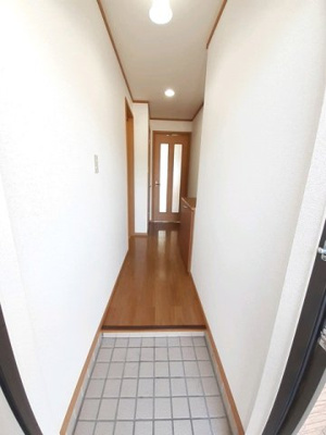 【玄関】 | グレースコート　Ａ | 収納もある玄関です