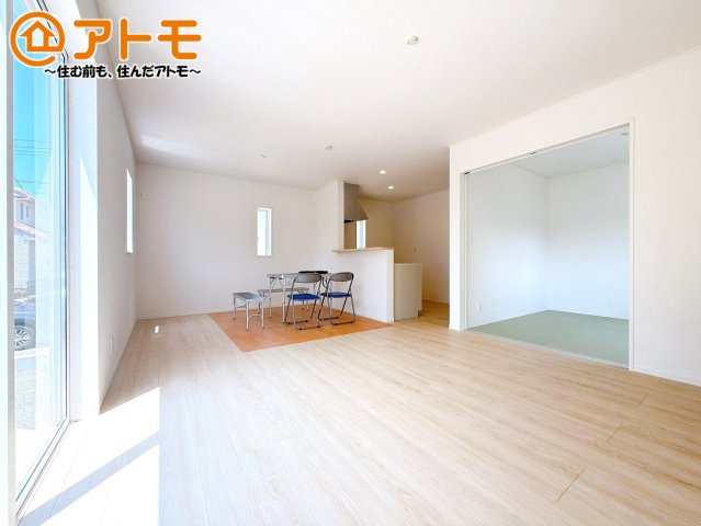 【居間・リビング】 | 田方郡函南町柏谷　新築一戸建て　1号棟 | 広々と開放的なLDKは、家族が自然と集まる広さ♪お子様のリビング学習にもピッタリ♪