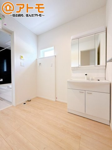 【独立洗面台】 | 田方郡函南町柏谷　新築一戸建て　1号棟 | 収納豊富な３面鏡の洗面化粧台は使い勝手良好♪