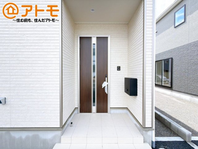 【玄関】 | 田方郡函南町柏谷　新築一戸建て　3号棟 | 落ち着いた色合いの玄関はダブルロックで防犯性に優れた仕様になっています♪