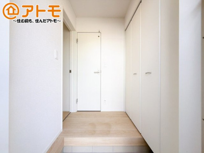 【玄関】 | 田方郡函南町柏谷　新築一戸建て　3号棟 | 玄関は収納付きで使い勝手良好♪見た目もすっきり♪