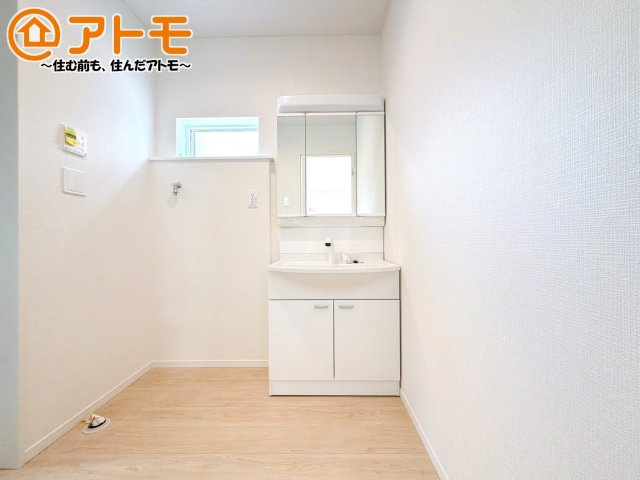 【独立洗面台】 | 田方郡函南町柏谷　新築一戸建て　3号棟 | 収納豊富な３面鏡の洗面化粧台は使い勝手良好♪